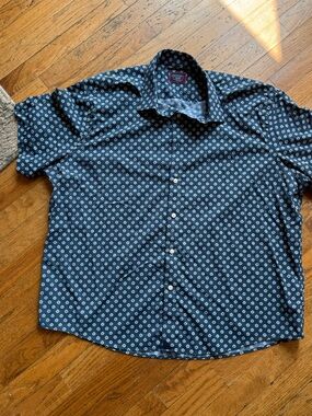 UNTUCKit Navy Short-Sleeve Button-Down with White Geo Print